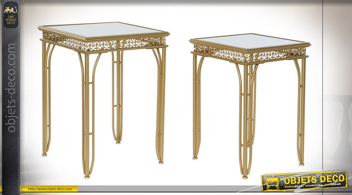 Série de 2 tables d'appoint en métal et motifs de fleurs de lys finition dorée, plateaux en miroir, 56cm