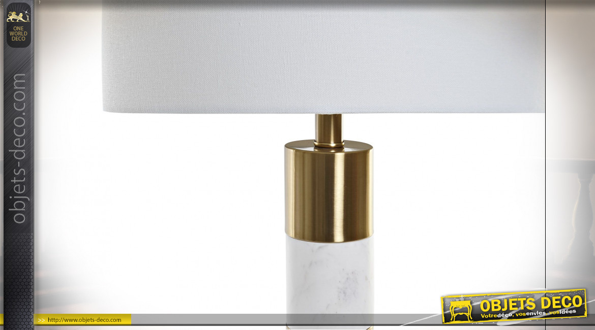 Lampe de table en métal finition dorée et marbre blanc ambiance moderne chic, 69cm