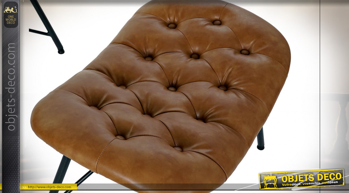 Fauteuil et repose-pieds imitation cuir capitonné finition brun caramel ambiance rétro, 85cm
