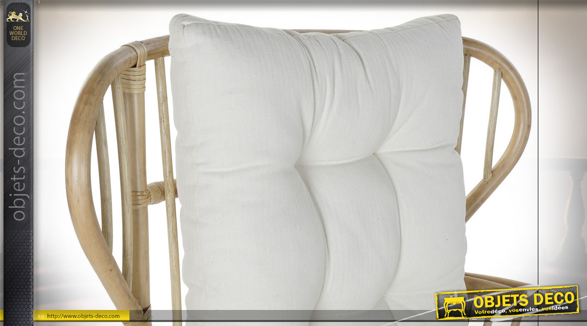 Fauteuil en rotin finition naturelle avec coussins blancs ambiance colonial, 95cm