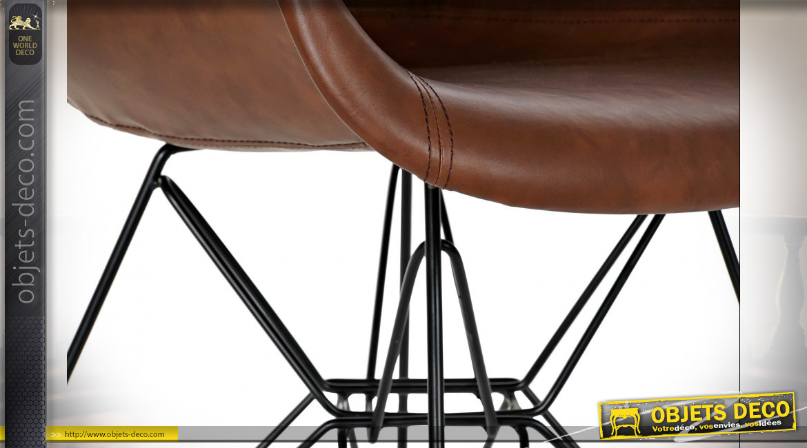 Chaise imitation cuir finition brun foncé et pieds en métal noir ambiance rétro, 84cm