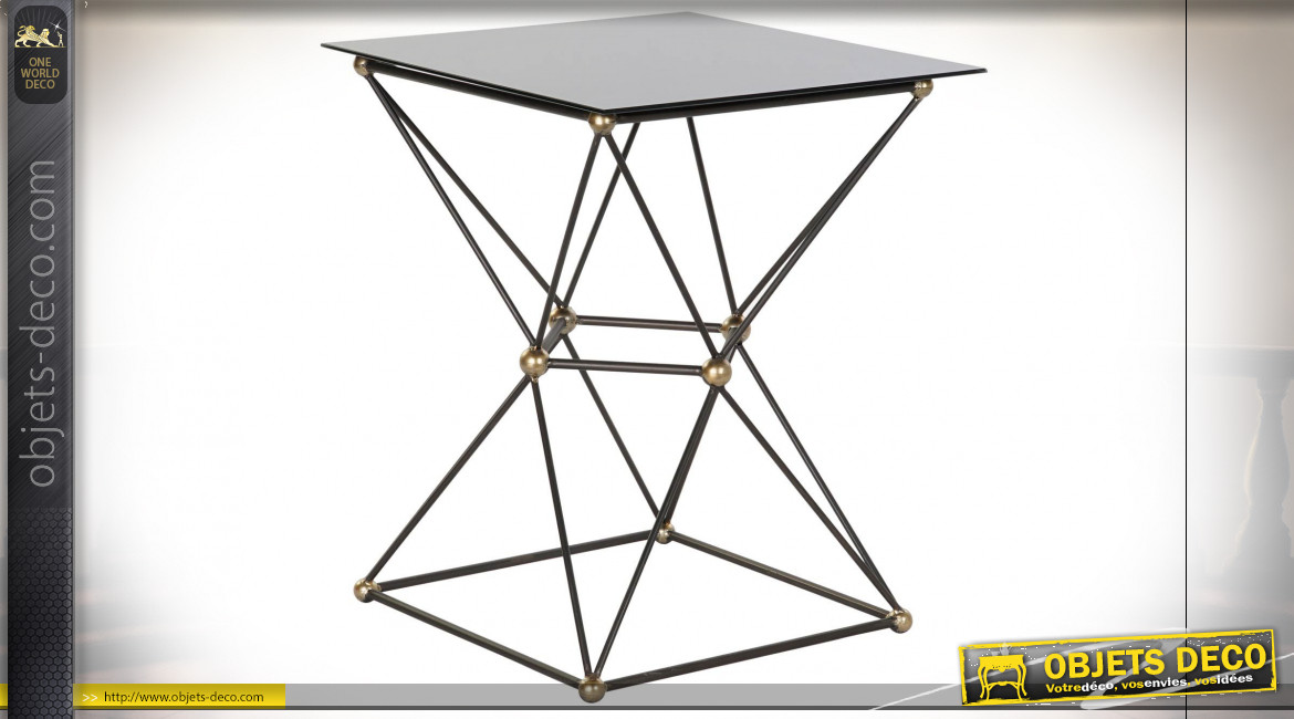 Table d'appoint en métal ajouré finition noire et reflets dorés, plateau en verre teinté ambiance moderne, 55cm