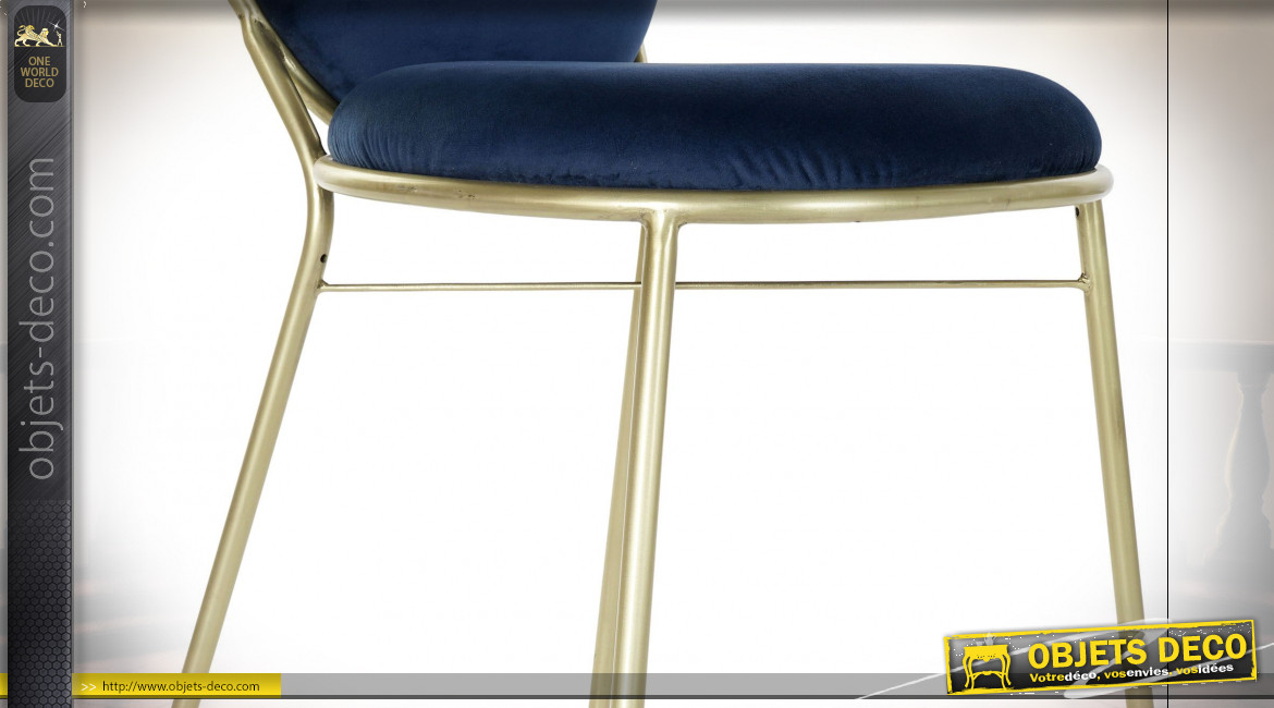 Chaise en velours finition bleu roi et pieds en métal doré ambiance rétro chic, 91cm