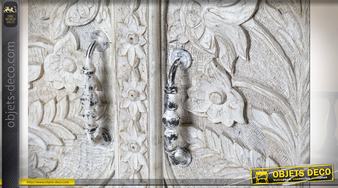Buffet 2 portes en bois de manguier sculpté aux motifs de fleurs finition blanc vieilli de style Indien, 101cm