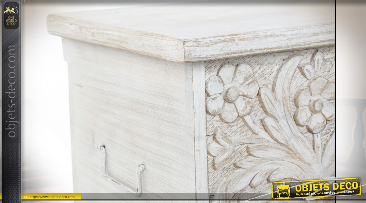 Coffre en bois de manguier sculpté aux motifs de fleurs finition blanc vieilli de style Indien, 115cm
