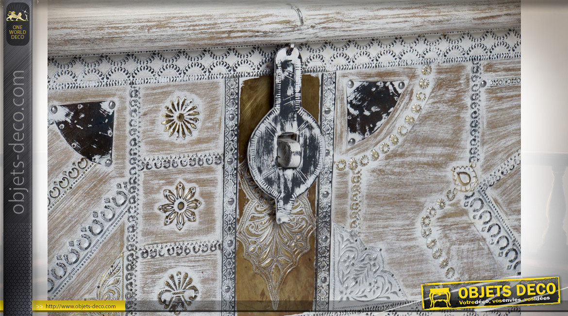 Coffre en bois de manguier finition blanchie et ornements en laiton de style Indien, 146cm