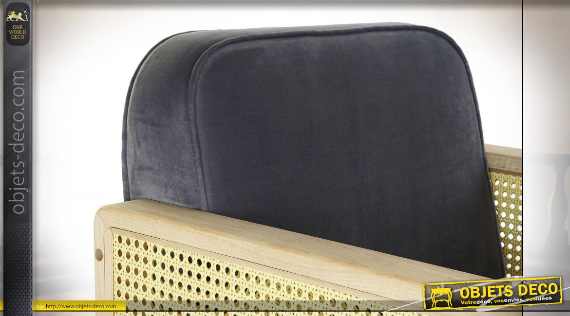 Fauteuil en tissu effet velours gris clair, accoudoirs en cannage de rotin et bois finition naturelle ambiance rétro, 78cm