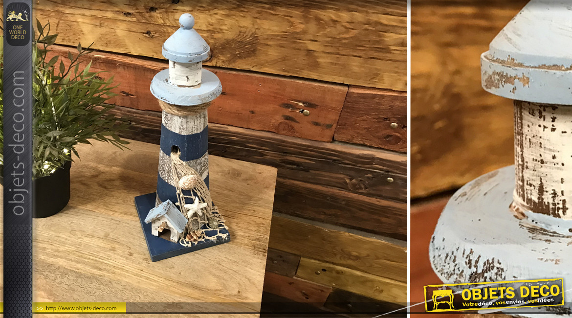Représentation en bois effet vieilli d'un phare maritime, avec corde et coquillage, 29cm
