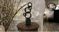 Trophée abstrait en résine et métal, superposition de cercles de style contemporain, 40cm
