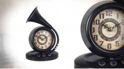 Horloge à poser en forme d'ancien gramophone, en métal finition noir ancien patiné argent, 23cm