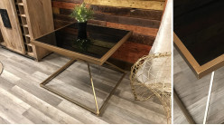 Table d'appoint en métal et plateau en verre, pied pyramidale et verre noir épais, finition laiton effet brossé, 65cm