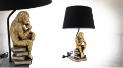 Lampe de salon en métal avec sculpture de singe doré assis sur une pile de livres, 50cm