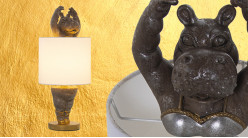 Lampe de salon avec sculpture de Dame Rhino en tutu, finition effet pierre sculptée et abat jour blanc, 45cm