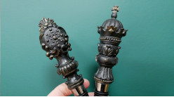 Série de 2 bouchons en résine et métal, formes d'anciens sceptres royaux, finition bronze vieilli, 17cm
