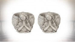 Série de 2 cache-pots effet pierre taillée, formes angéliques en relief, 19cm