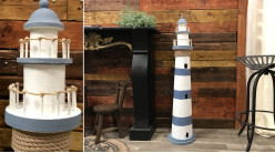 Grand phare en bois de 115cm de haut, finition blanc et bleu effet ancien, touches de corde