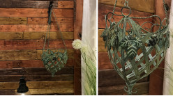 Jardinière à suspendre en métal finition vert antique, forme conique avec ornements de vigne, 25cm / 70cm