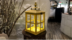 Lanterne décorative en bois et métal finition jaune, effet vieilli, style vieux bar provençale, 46cm