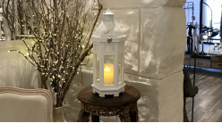 Lanterne hexagonale en bois finition blanc, effet dentelle métallique, style romantique, 52cm