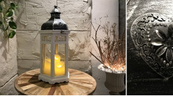 Lanterne hexagonale en bois et métal, finition blanc et noir patiné argent, ambiance moderne romantique, 60cm