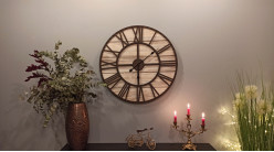 Horloge murale en bois et métal foncé Ø70 - L'heure à la sommelerie