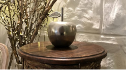 Grosse pomme décorative en aluminium finition vieilli, 15cm