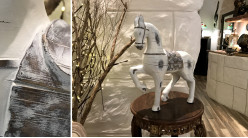 Représentation d'un cheval en résine blanchie, finitions usées esprit vieux bois sculpté, 45cm