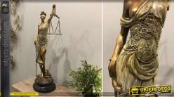 Statuette de la Justice, Thémis en résine effet bronze doré avec notes de cuivré, 54 cm