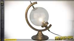 Lampe en forme de sphère ancienne sur support finition laiton doré vieilli 49 cm