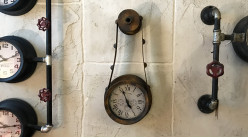 Horloge murale suspendue style indus en forme de poulie 43 cm