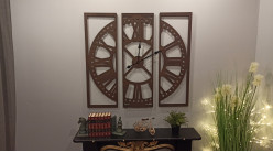 Grande horloge de style rétro en triptyque fabriquée en métal brun finition vieillie, 100x100cm