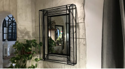 Miroir en métal finition noir charbon, filaments géométriques, 92cm