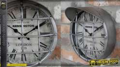 Horloge en métal style feu de signalisation industriel, grille sur la partie frontale et casquette