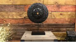 Décoration à poser esprit trophée en bois de manguier massif sculpté, finition noir charbon, de style ethnico moderne, 51cm
