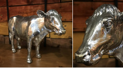 Représentation d'une vache en résine, finition argenté effet métal vieilli, 30cm