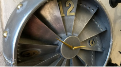 Horloge murale en métal style réacteur d'avion, esprit industriel moteur, finition acier et chiffres laiton, Ø41