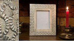 Cadre photo en bois de manguier avec relief en alu effet brossé, finition blanchi, photos de 13x18cm