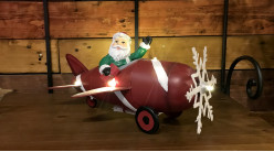 Représentation en métal du Père Noel dans un avion, éclairage LED intégré, 34cm