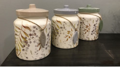 Série de trois pots en grès avec motifs de feuilles finitions vintage pastelles et petites cordes décoratives, 16cm
