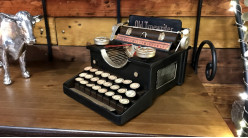 Représentation d'une machine à écrire ancienne, en métal, ambiance vintage, 26cm