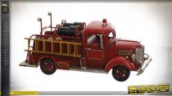 Miniature d'un camion de pompiers en métal rouge effet vieilli, 25cm