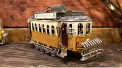 Représentation d'un tramway portugais en métal aux finitions anciennes, 28cm