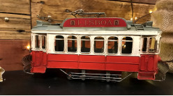 Reproduction d'un ancien tramway finition rouge vieilli, ambiance vintage, 30cm