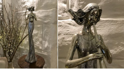 Grande statue en résine d'une nymphe avec une clarinette, finition argent ancien avec reflets brillants, 79cm