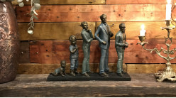 Statuette familiale en résine, de père en fils, finition effet métal usé ambiance vieille photo de famille, 41cm