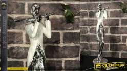 Statuette en résine finition chromé brillant, joueur de flute traversière, 35cm