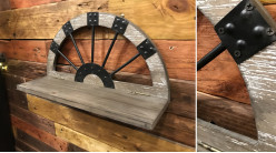 Etagère en bois vieilli et métal noir charbon, ambiance vieille campagne, forme de roue, 48cm