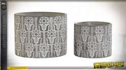 Série de deux caches-pots en ciments finition anthracite et blanchie, motifs de fleurs stylisées, Ø19cm