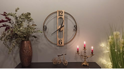 Horloge murale en bois et métal doré, de style moderne et épuré, modèle sans fond, Ø 58cm