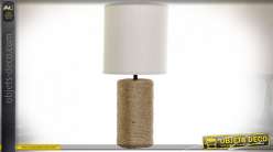 Lampe de table style campagne chic, pied en dolomite encerclé de corde finition blanche et naturelle, 52cm